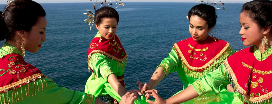 Suara Indonesia Dancers by the sea