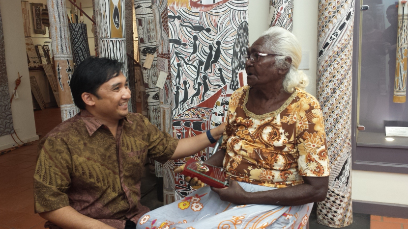 Indonesian Consul from Darwin, Andre Omar Siregar with Yolngu people with Maccasan descendant, Dhuwarrwarr Marlika